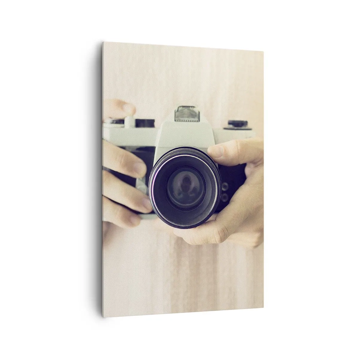Impression sur toile - Image sur toile - Appareil photo rétro tenu en main sur un fond clair - 80x120cm - Pour voir plus ... - Décoration murale moderne pour le salon et la chambre ARTTOR