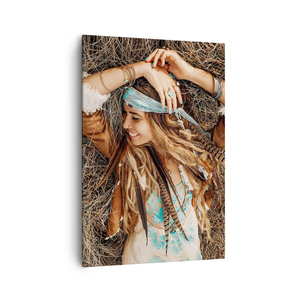 Impression sur toile - Image sur toile - Femme de style bohème allongée sur du foin - 70x100cm - En route vers les années d'amour - Décoration murale moderne pour le salon et la chambre ARTTOR