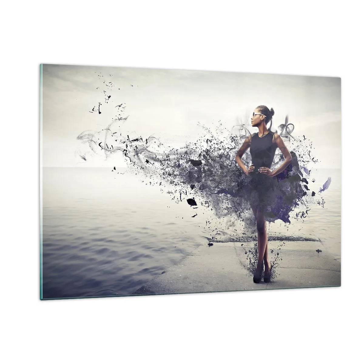 Impression sur verre - Image sur verre - Une femme dans une robe floue sur fond d'eau calme - 120x80cm - Vénus africaine - Décoration murale moderne pour le salon et la chambre ARTTOR