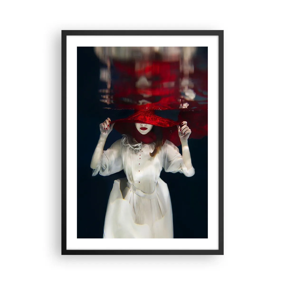Affiche dans un cadre noir - Poster - Une femme portant un chapeau rouge est submergée sous l'eau. - 50x70cm - Femme mystérieuse - Décoration murale moderne pour le salon et la chambre ARTTOR