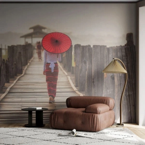 Papier Peint Photo Premium Sand - Femme avec un parapluie rouge sur un pont en bois à l'aube - 100x70cm - Sur le vieux pont - Décoration murale moderne pour le salon et la chambre ARTTOR