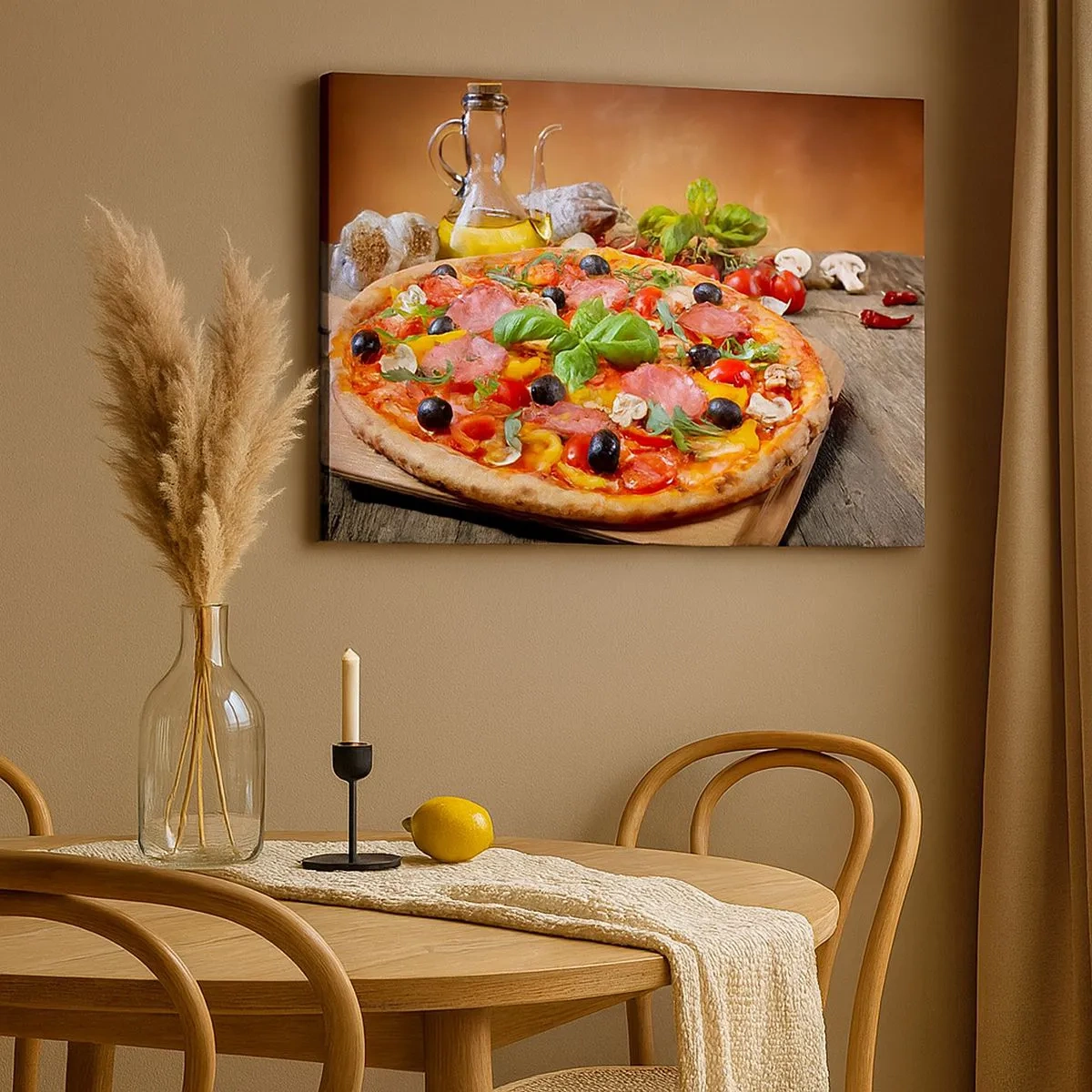 Impression sur toile - Image sur toile - Pizza appétissante sur une table en bois avec garnitures - 70x50cm - Avec une vraie saveur italienne - Décoration murale moderne pour le salon et la chambre ARTTOR