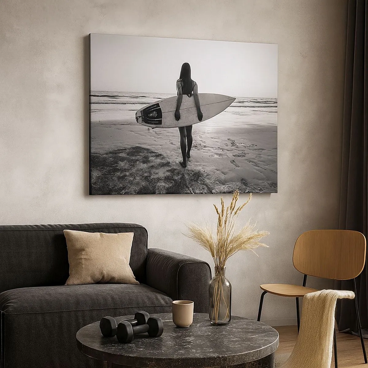 Impression sur toile - Image sur toile - Femme avec planche de surf sur la plage en noir et blanc - 70x50cm - Fille des vagues de la mer - Décoration murale moderne pour le salon et la chambre ARTTOR