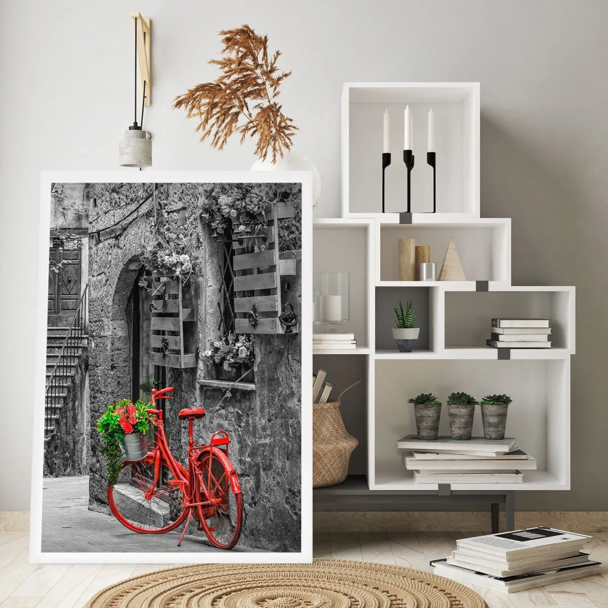 Affiche - Poster - Un vélo rouge avec des fleurs dans une rue étroite - 50x70cm - Ruelle toscane - Décoration murale moderne pour le salon et la chambre ARTTOR