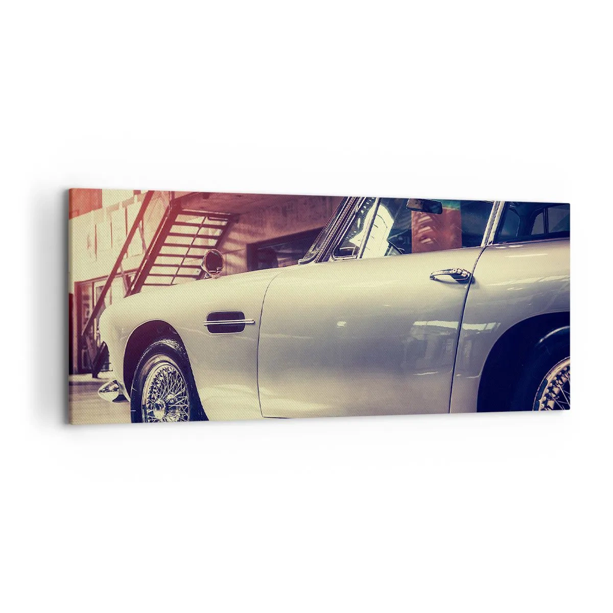 Impression sur toile - Image sur toile - Une voiture classique dans un garage élégant avec un intérieur industriel - 120x50cm - Les classiques ne vieillissent pas - Décoration murale moderne pour le salon et la chambre ARTTOR