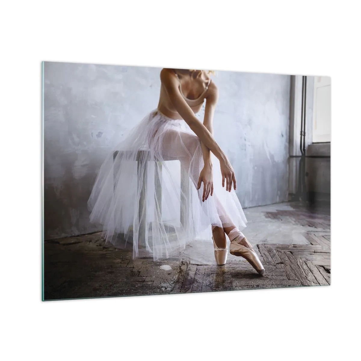 Impression sur verre - Image sur verre - Une ballerine en jupe de tulle se repose dans le hall - 100x70cm - Avant que les lumières de la rampe ne clignotent - Décoration murale moderne pour le salon et la chambre ARTTOR