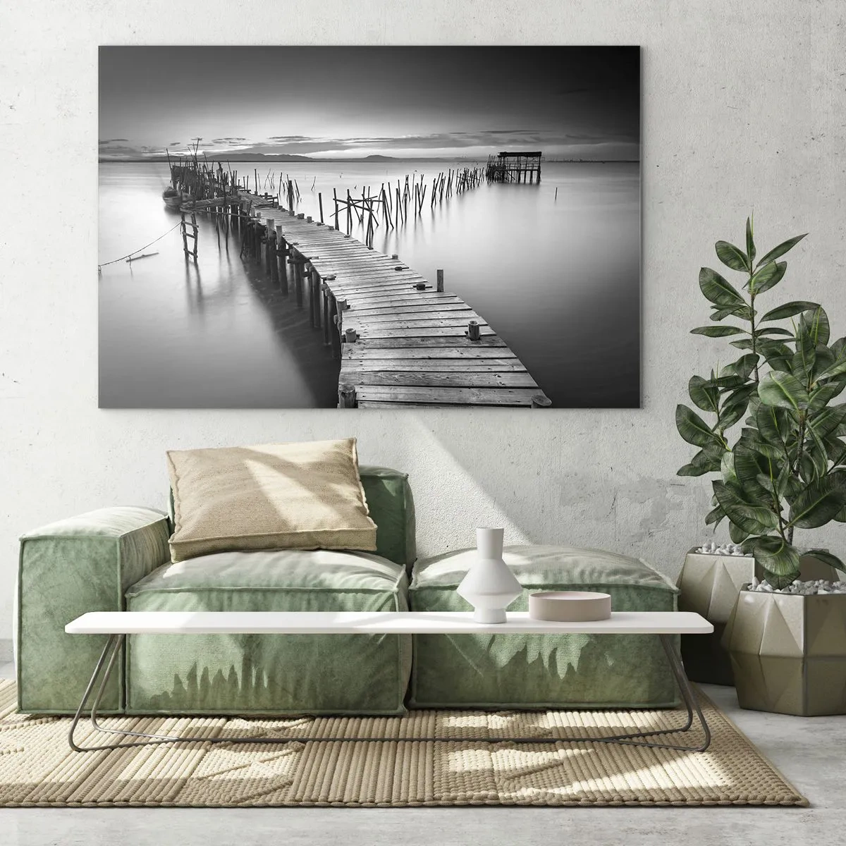 Impression sur verre - Image sur verre - Une vue en noir et blanc d'une jetée en bois au-dessus de l'eau - 100x70cm - La paix d'un rivage oublié - Décoration murale moderne pour le salon et la chambre ARTTOR