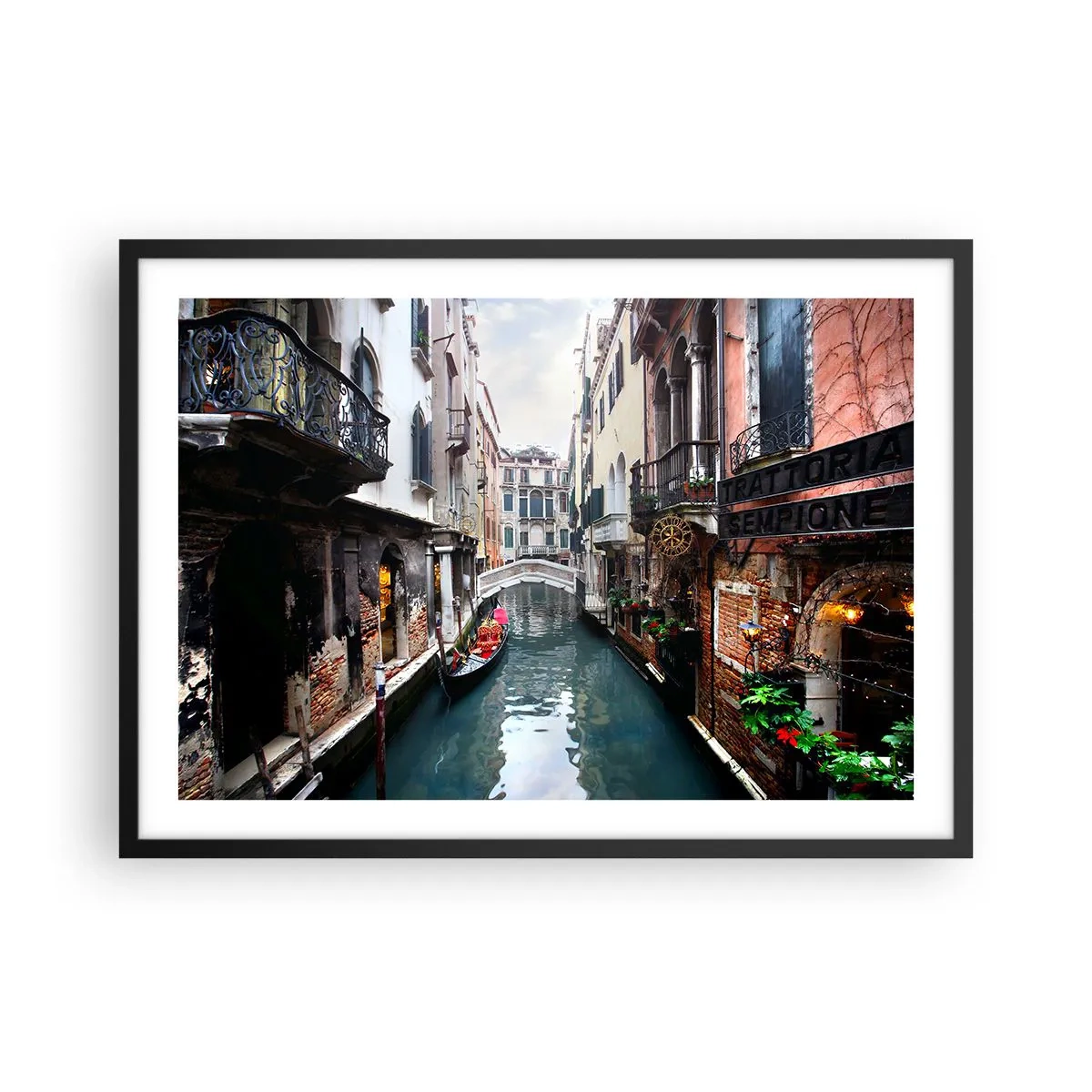Affiche dans un cadre noir - Poster - Un canal à Venise avec une gondole et des bâtiments historiques - 70x50cm - Paysage vénitien avec une gondole et un pont - Décoration murale moderne pour le salon et la chambre ARTTOR