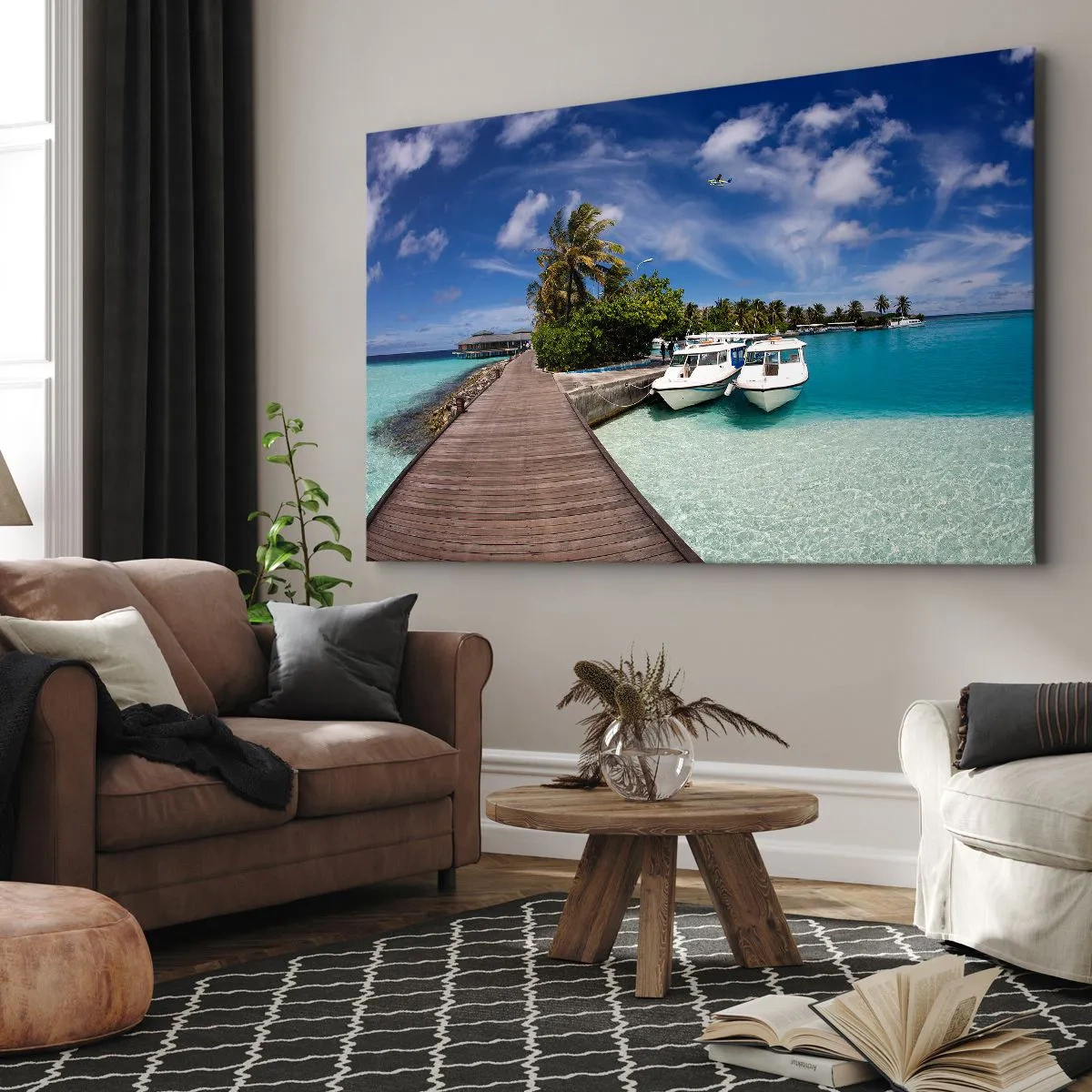 Impression sur toile - Image sur toile - Une jetée sur une mer turquoise avec des bateaux et des palmiers - 70x50cm - Et cependant, le paradis existe bien - Décoration murale moderne pour le salon et la chambre ARTTOR