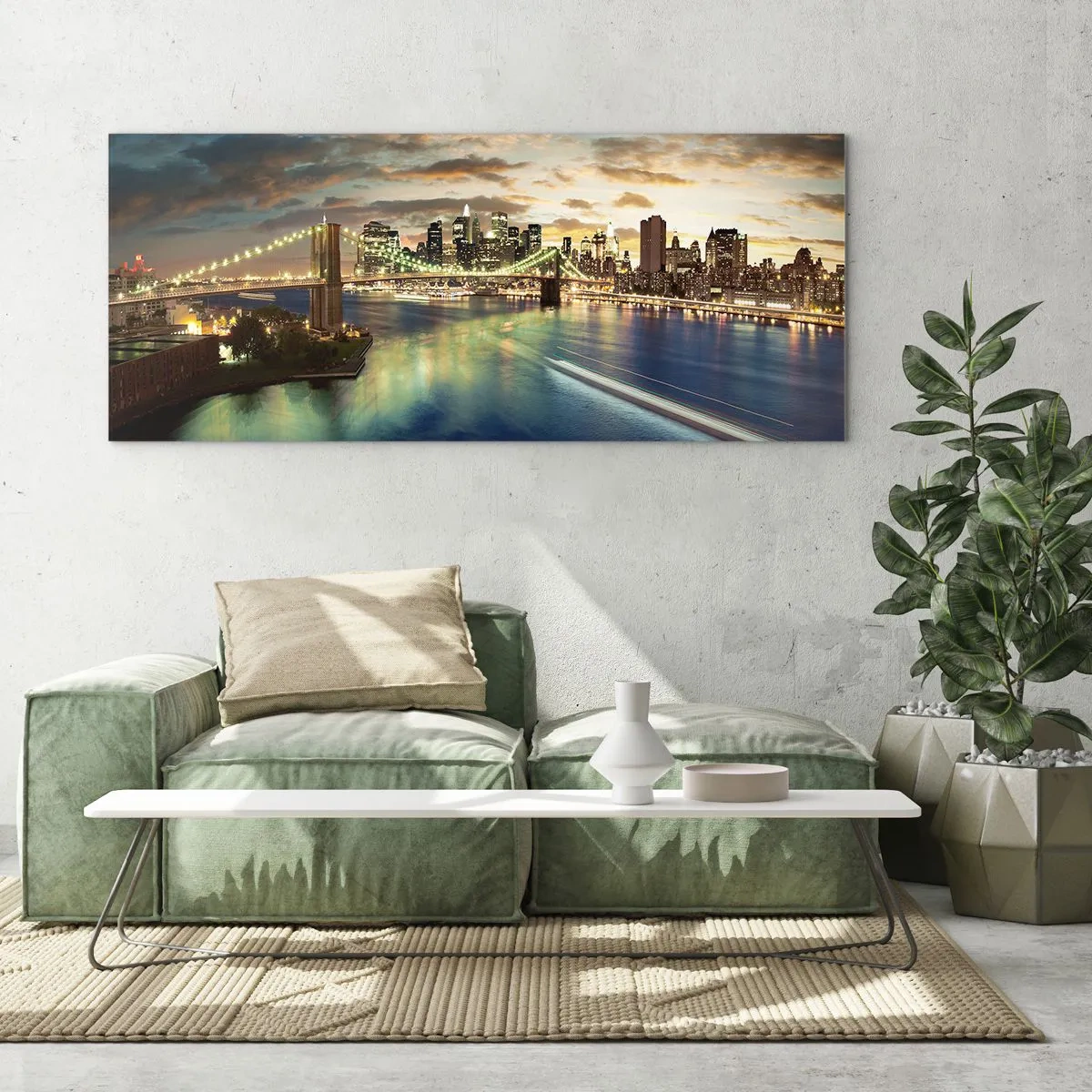 Impression sur verre - Image sur verre - Un pont illuminé avec la ville en arrière-plan, avec des lumières reflétées dans l'eau. - 160x50cm - Une soirée lumineuse sur Manhattan - Décoration murale moderne pour le salon et la chambre ARTTOR