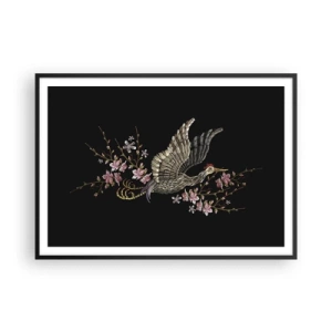 Affiche dans un cadre noir - Poster - Un oiseau en vol avec des fleurs sur fond noir - 100x70cm - Oiseau brodé exotique - Décoration murale moderne pour le salon et la chambre ARTTOR