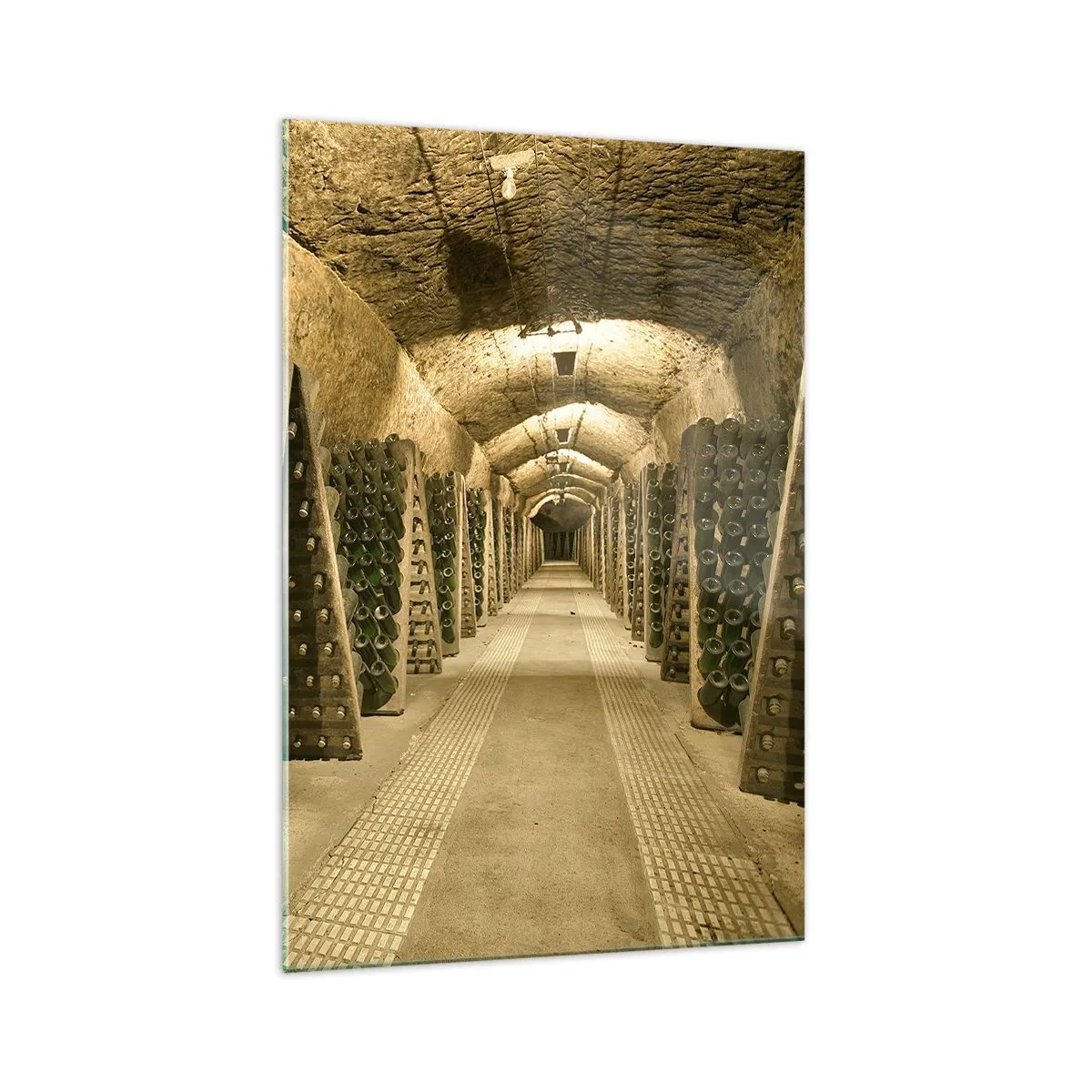 Impression sur verre - Image sur verre - Un vignoble avec une cave remplie de bouteilles de vin exposées sur des étagères en bois. - 70x100cm - L'éveil du goût - Décoration murale moderne pour le salon et la chambre ARTTOR
