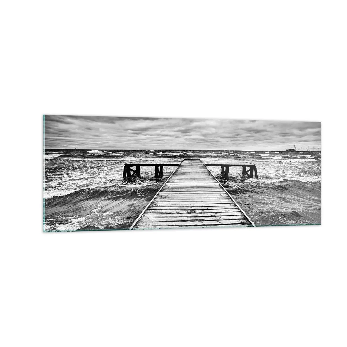 Impression sur verre - Image sur verre - Une vue en noir et blanc d'une jetée en bois sur une mer agitée. - 140x50cm - J'attends que le vent, ça le chassera... - Décoration murale moderne pour le salon et la chambre ARTTOR