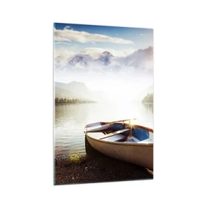 Impression sur verre - Image sur verre - Un bateau sur la rive d'un lac avec vue sur les montagnes le matin - 70x100cm - Au bord de la grande et limpide eau - Décoration murale moderne pour le salon et la chambre ARTTOR