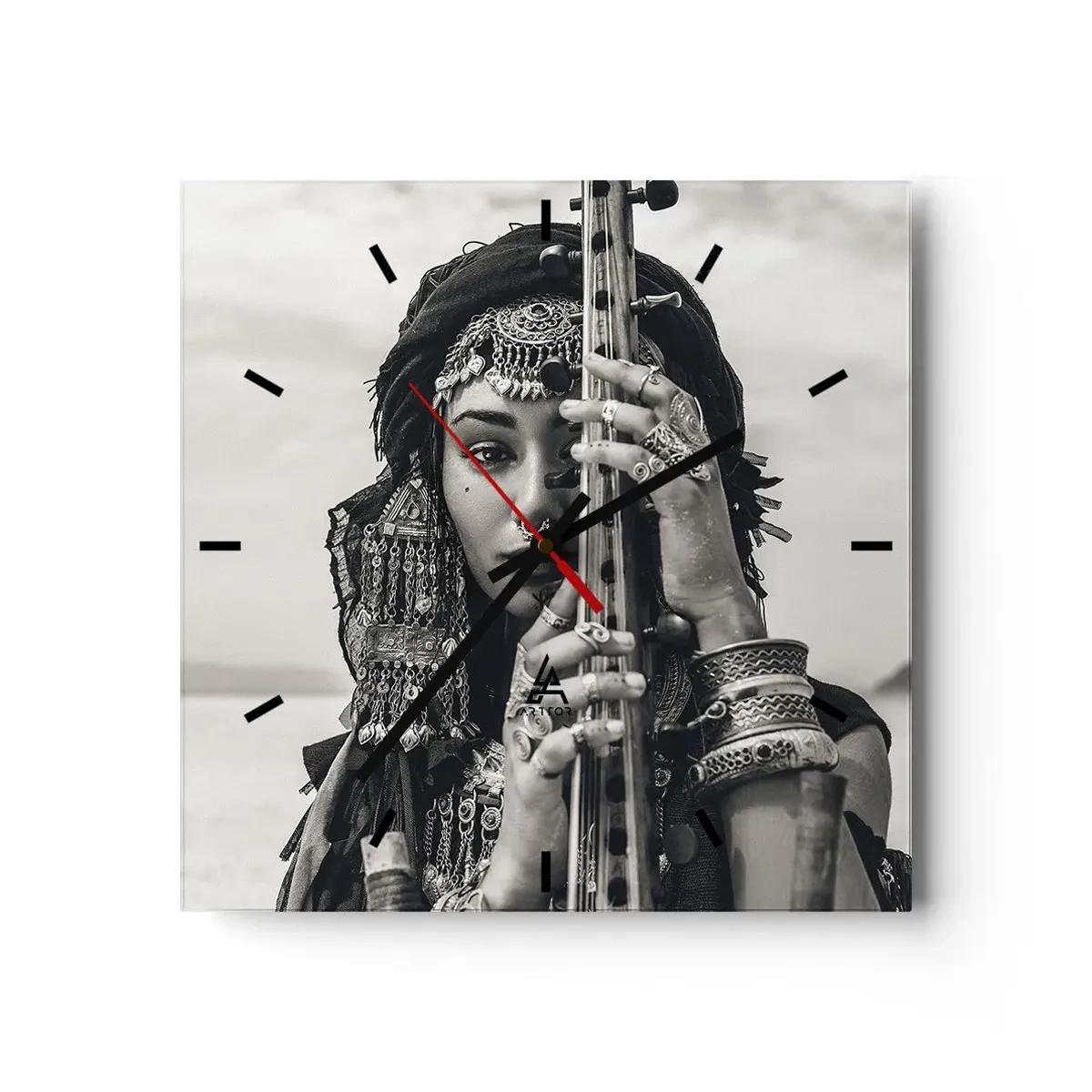 Horloge murale - Pendule murale - Portrait d'une femme en bijoux ethniques tenant un instrument à la main - 30x30cm - Musique de l'Orient elle-même - Décoration murale moderne pour le salon et la chambre ARTTOR