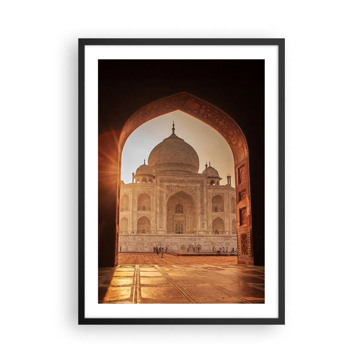 Affiche dans un cadre noir - Poster - La structure monumentale vue à travers l'arche ornée au coucher du soleil - 50x70cm - Un monument à l'amour surnaturel - Décoration murale moderne pour le salon et la chambre ARTTOR