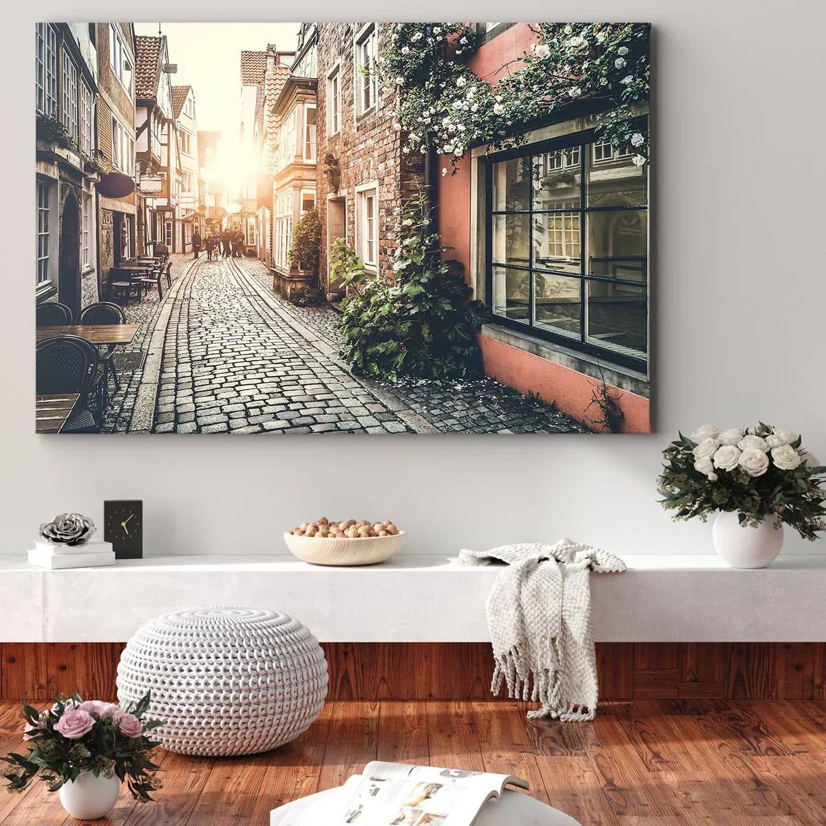 Impression sur toile - Image sur toile - Une charmante rue pavée de pierre et fleurie - 120x80cm - Allée de roses en lueur rose - Décoration murale moderne pour le salon et la chambre ARTTOR