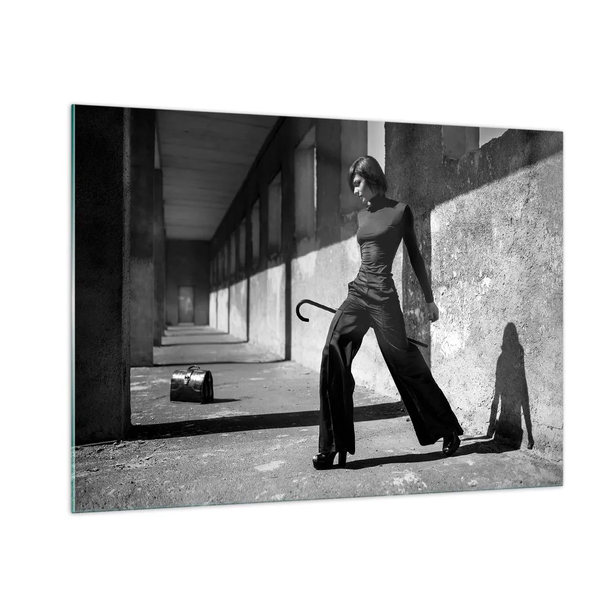 Impression sur verre - Image sur verre - Photographie en noir et blanc d'une femme en tenue élégante dans un cadre urbain. - 100x70cm - Élégance urbaine - Décoration murale moderne pour le salon et la chambre ARTTOR