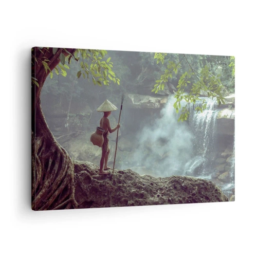 Impression sur toile - Image sur toile - Une figure avec une lance près d'une cascade dans une forêt tropicale - 70x50cm - Lier d'amitié avec la nature - Décoration murale moderne pour le salon et la chambre ARTTOR