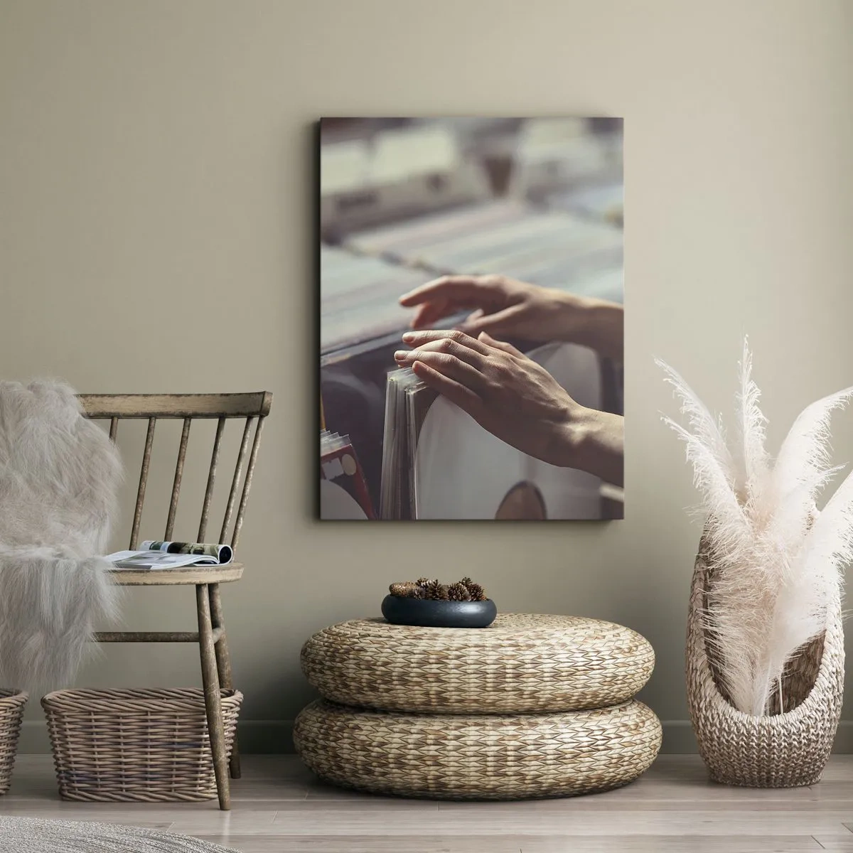 Impression sur toile - Image sur toile - Mains regardant à travers une collection de vinyles - 50x70cm - A la recherche d'émotions - Décoration murale moderne pour le salon et la chambre ARTTOR