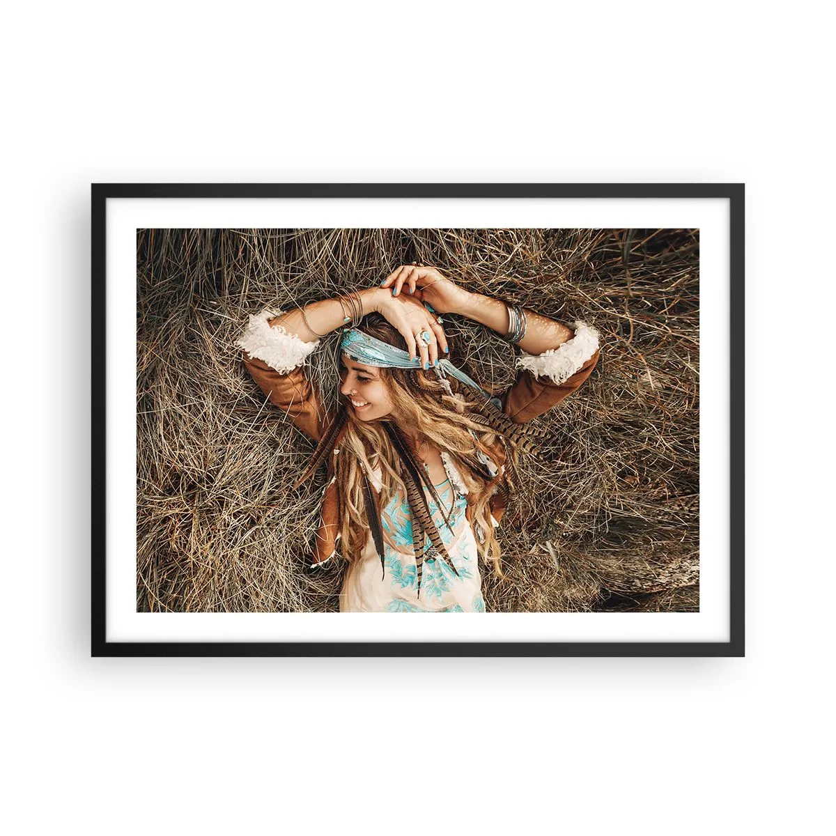 Affiche dans un cadre noir - Poster - Femme de style bohème allongée sur du foin - 70x50cm - En route vers les années d'amour - Décoration murale moderne pour le salon et la chambre ARTTOR