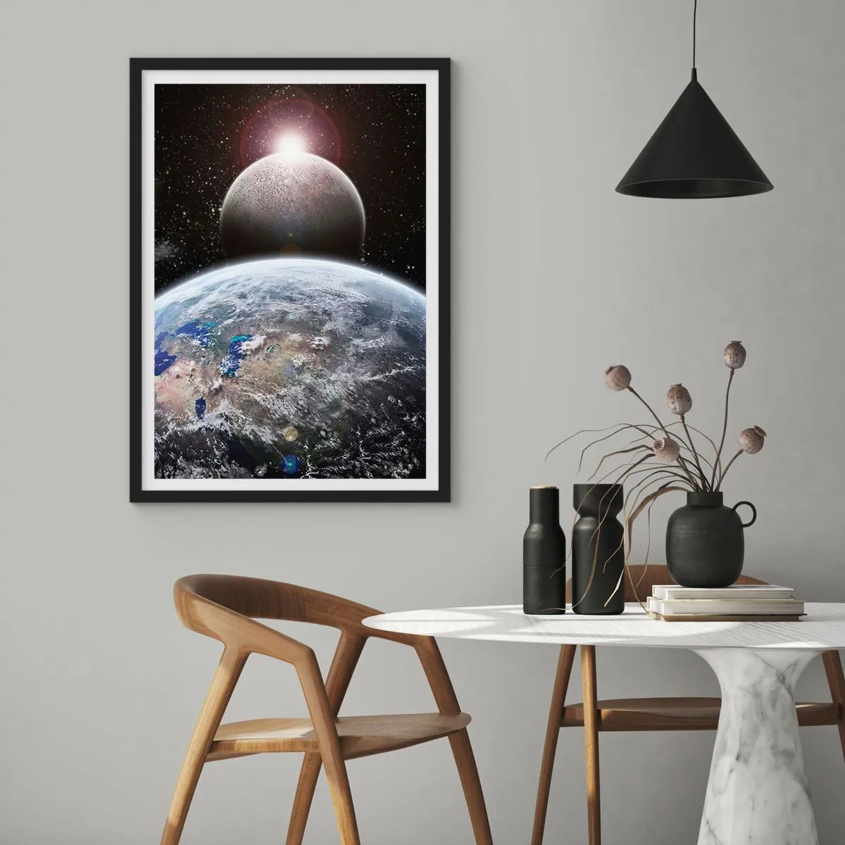 Affiche dans un cadre noir - Poster - Planètes Terre et Lune dans l'espace - 50x70cm - Paysage cosmique - lever de soleil - Décoration murale moderne pour le salon et la chambre ARTTOR