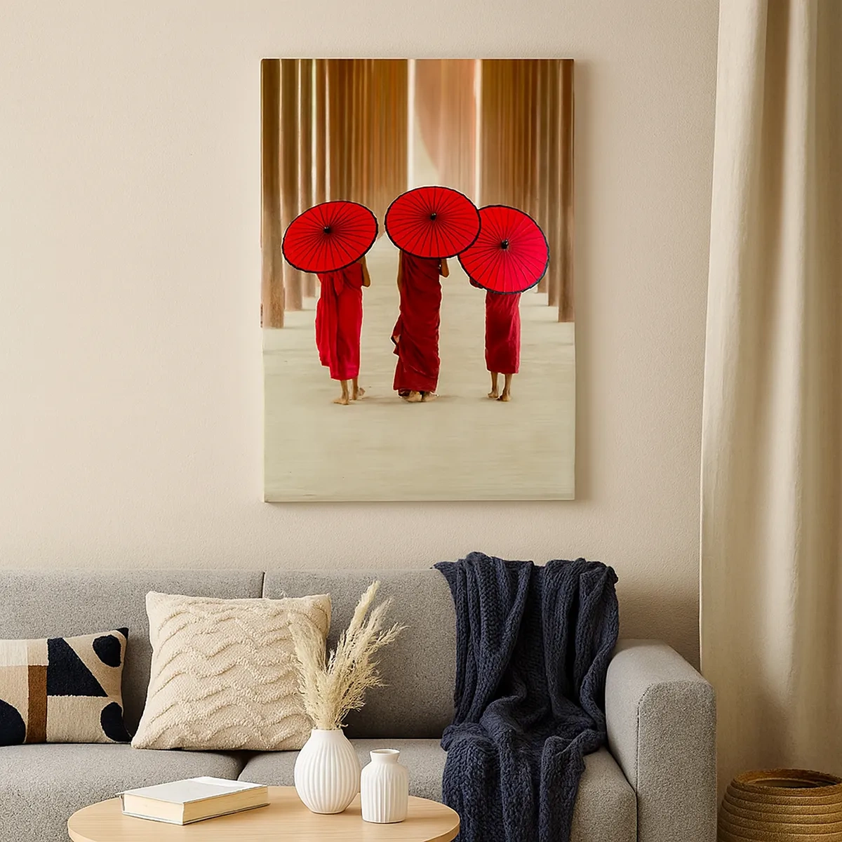 Impression sur toile - Image sur toile - Trois moines avec des parapluies rouges dans l'architecture traditionnelle - 50x70cm - Sur la route du pays pure - Décoration murale moderne pour le salon et la chambre ARTTOR