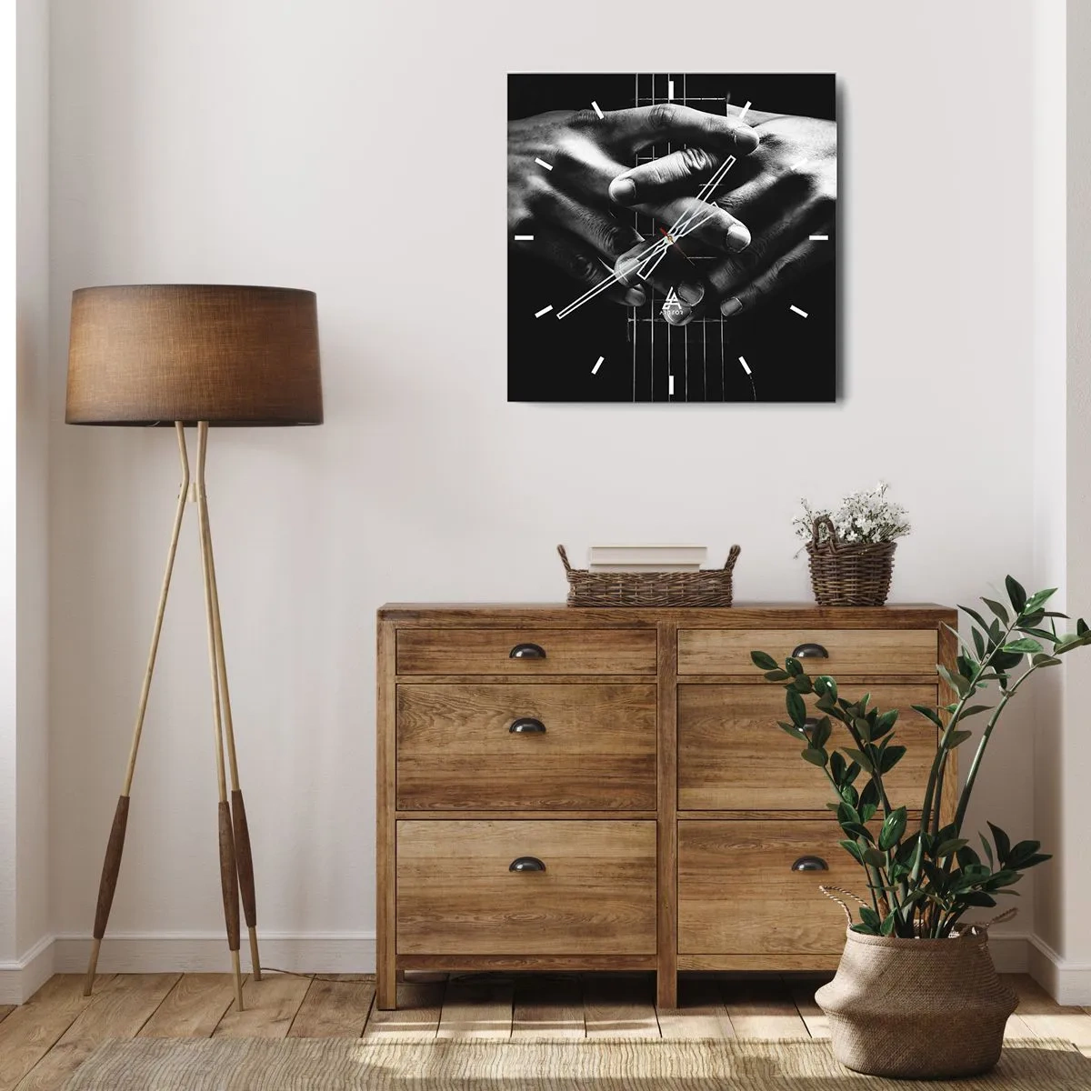 Horloge murale - Pendule murale - Mains jointes sur une guitare dans un ton monochrome - 30x30cm - Prière d'artiste - Décoration murale moderne pour le salon et la chambre ARTTOR