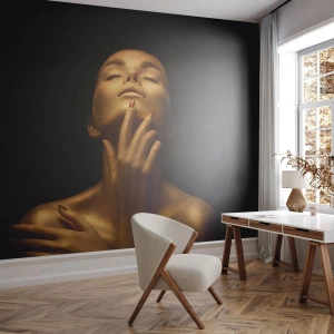 Papier Peint Photo Premium Canvas - Portrait d'une femme dans une lueur dorée sur fond noir - 100x70cm - Comme de la soie dorée - Décoration murale moderne pour le salon et la chambre ARTTOR