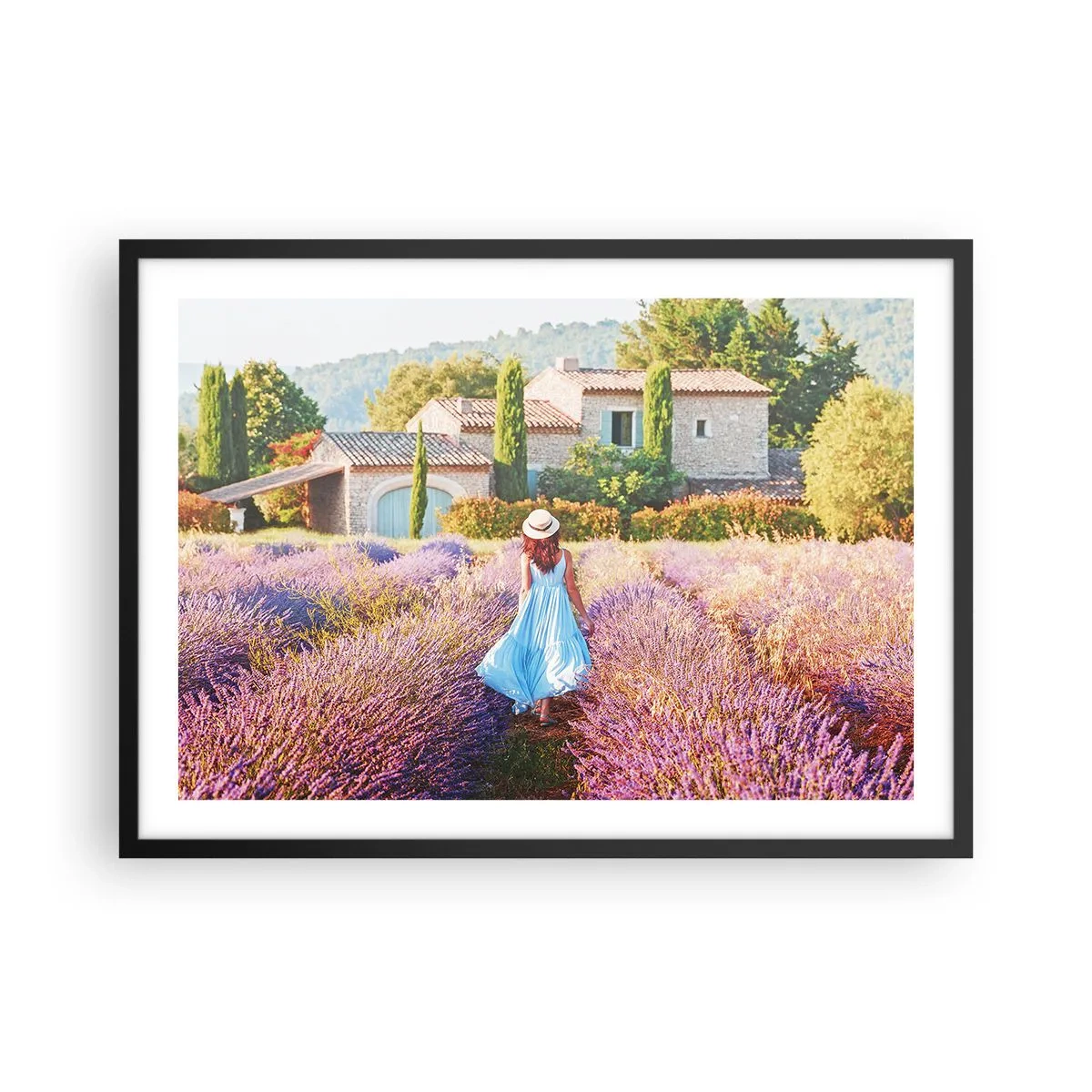 Affiche dans un cadre noir - Poster - Une femme en robe bleue marchant dans un champ de lavande avec vue sur une maison. - 70x50cm - Fille de la lavande - Décoration murale moderne pour le salon et la chambre ARTTOR