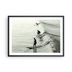 Affiche dans un cadre noir - Poster - Surfeurs sur les vagues dans une photo monochrome - 70x50cm - A la rencontre de la vague - Décoration murale moderne pour le salon et la chambre ARTTOR