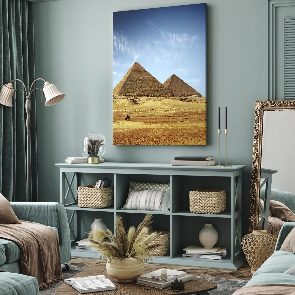 Impression sur toile - Image sur toile - Les pyramides de Gizeh contre un ciel bleu et un paysage désertique - 70x100cm - 40 siècles vous regardent - Décoration murale moderne pour le salon et la chambre ARTTOR