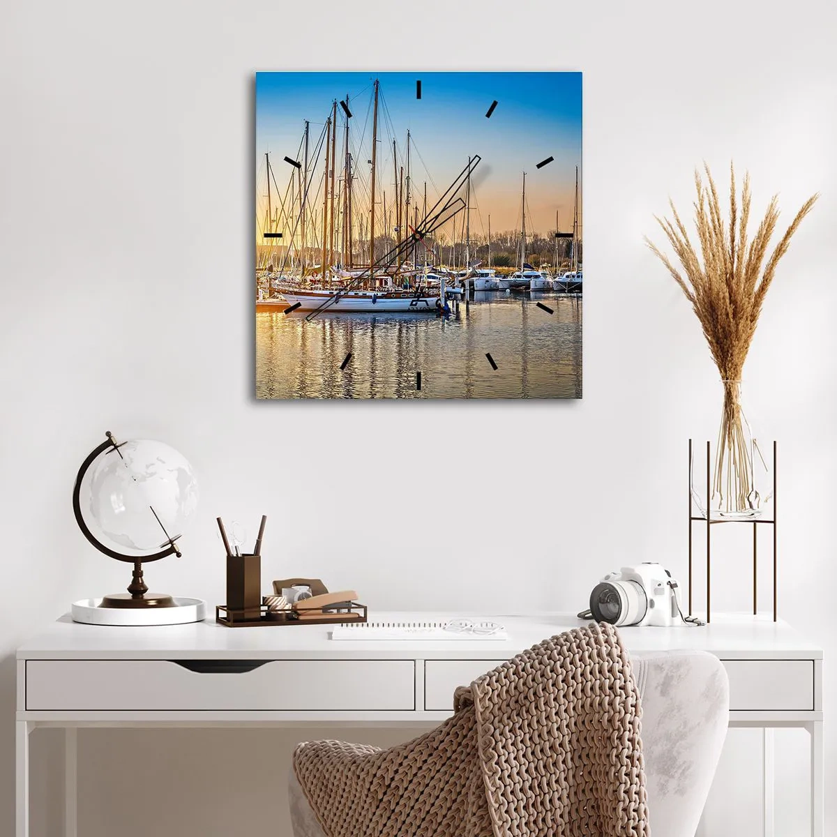 Horloge murale - Pendule murale - Coucher de soleil sur une marina pleine de voiliers - 30x30cm - Le vent aussi doit dormir - Décoration murale moderne pour le salon et la chambre ARTTOR