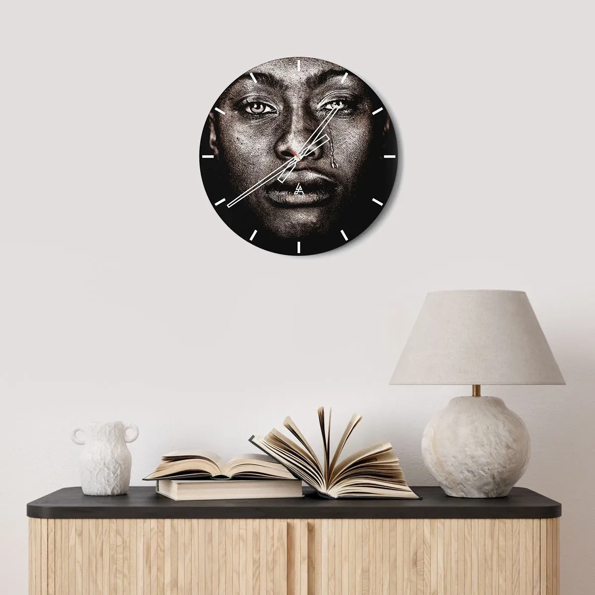 Horloge murale - Pendule murale - Un visage en noir et blanc avec une larme symbolique - 30x30cm - Une larme - Décoration murale moderne pour le salon, la cuisine et la chambre ARTTOR