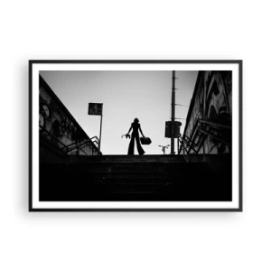 Affiche dans un cadre noir - Poster - Une figure de femme dans les escaliers en noir et blanc avec une atmosphère dynamique - 100x70cm - Pèlerinage urbain - Décoration murale moderne pour le salon et la chambre ARTTOR