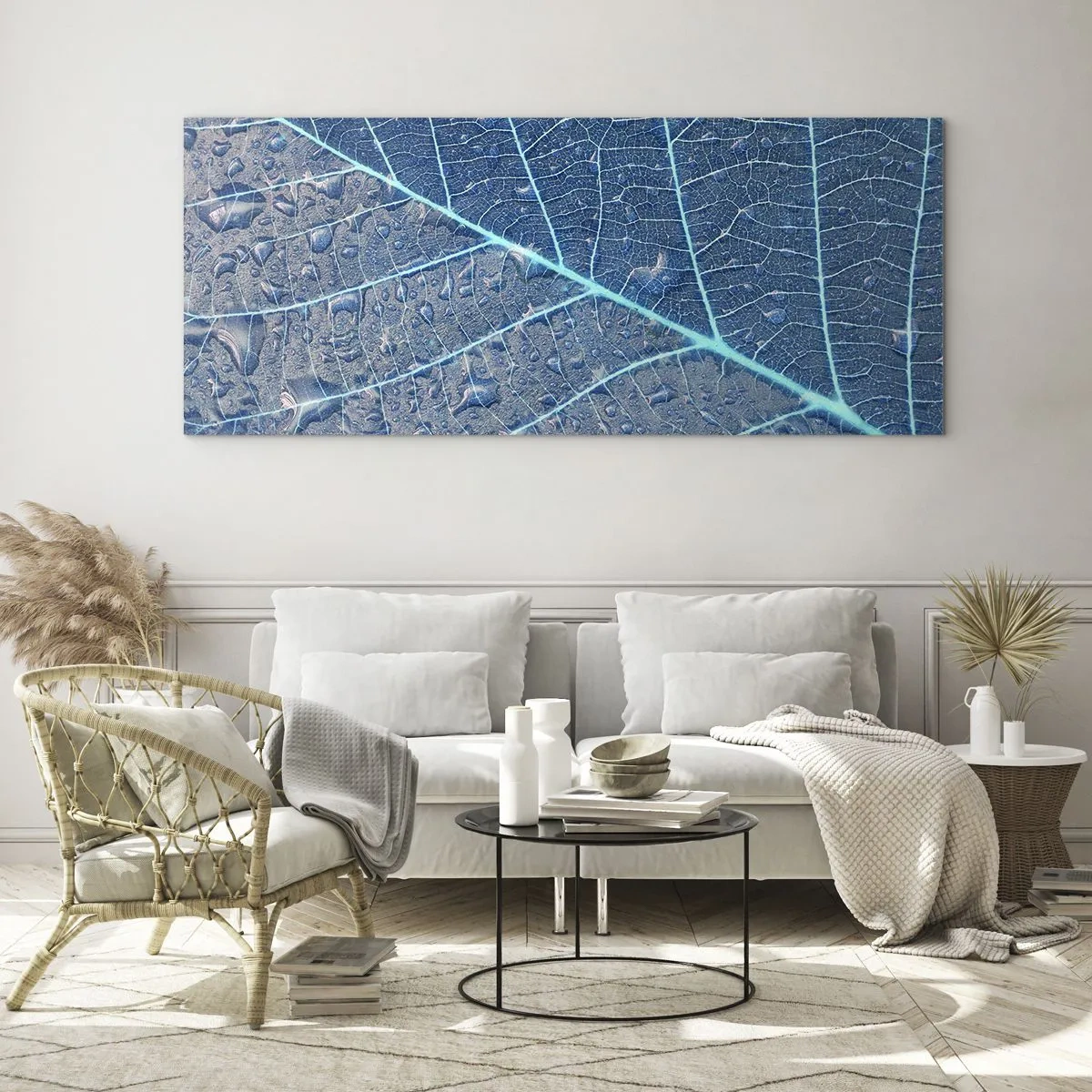 Impression sur verre - Image sur verre - Une feuille dans des tons bleus avec des gouttes d'eau - 140x50cm - La vie en bleu - Décoration murale moderne pour le salon et la chambre ARTTOR