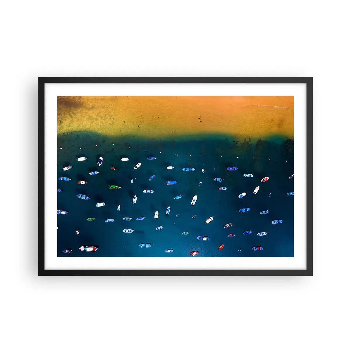 Affiche dans un cadre noir - Poster - Vue aérienne de bateaux sur l'eau et d'un rivage sablonneux - 70x50cm - Jeu de vacances - Décoration murale moderne pour le salon et la chambre ARTTOR