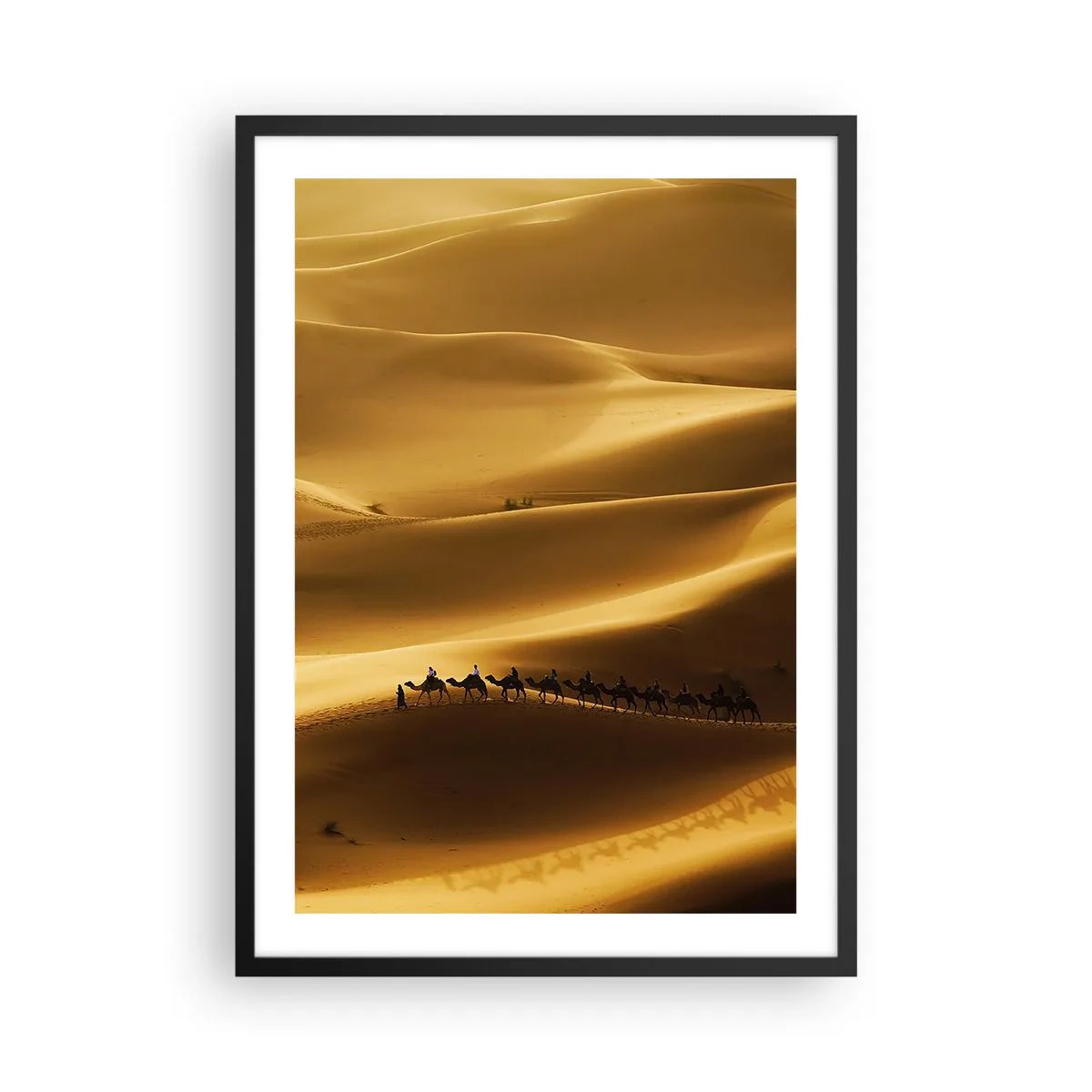 Affiche dans un cadre noir - Poster - Une caravane de chameaux sur les dunes du désert - 50x70cm - Caravane sur les vagues du désert - Décoration murale moderne pour le salon et la chambre ARTTOR