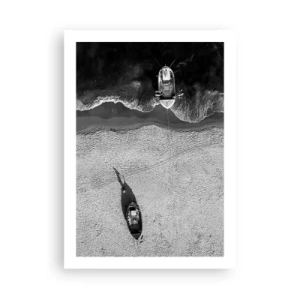 Affiche - Poster - Une photographie aérienne en noir et blanc d'un bateau sur une plage - 50x70cm - Toujours sur le rivage… - Décoration murale moderne pour le salon et la chambre ARTTOR