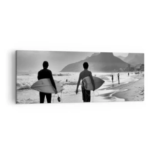 Impression sur toile - Image sur toile - Deux surfeurs marchant sur la plage avec leurs planches en noir et blanc. - 140x50cm - Samba sur une vague - Décoration murale moderne pour le salon et la chambre ARTTOR