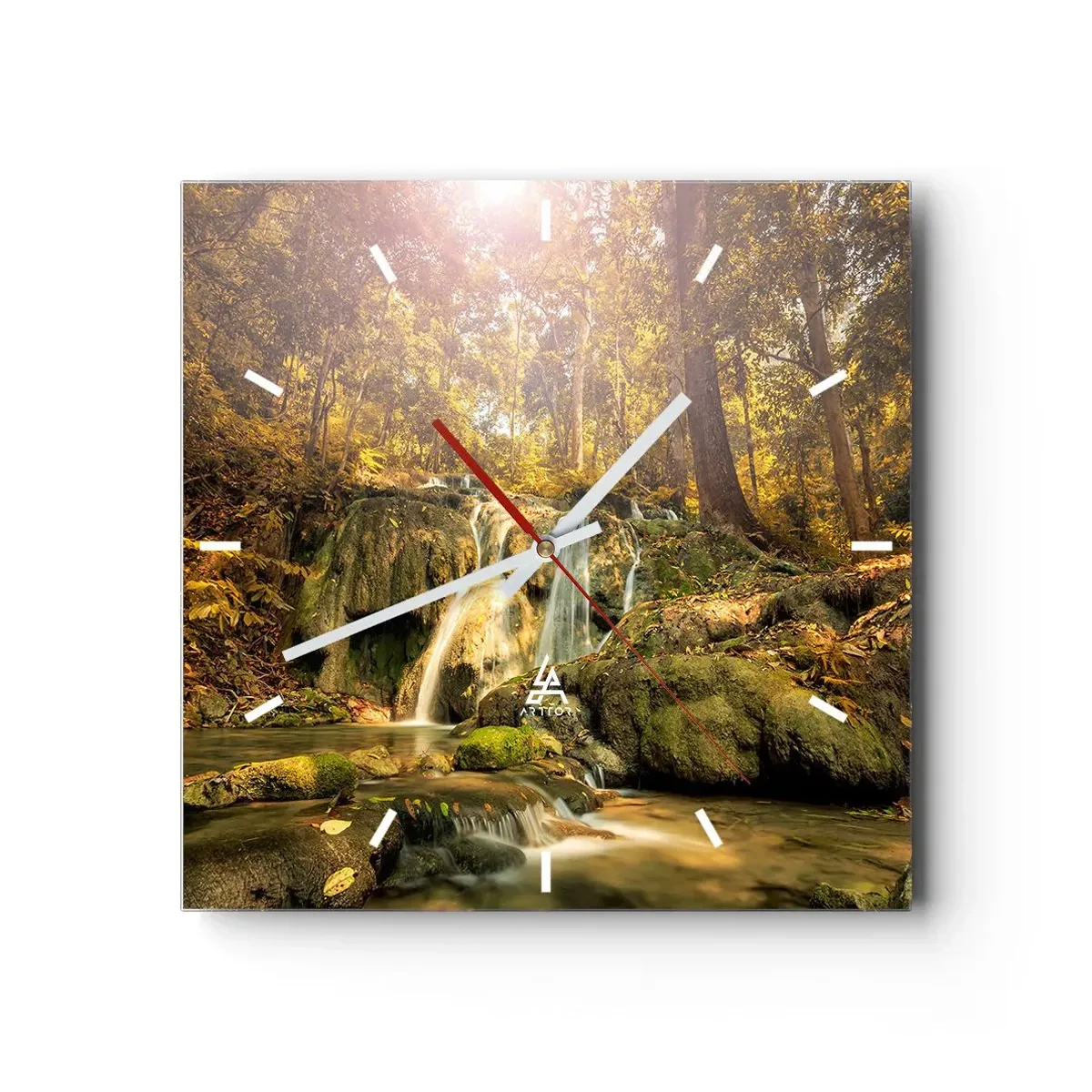 Horloge murale - Pendule murale - Une cascade forestière sous les rayons du soleil, entourée de verdure - 30x30cm - Cascade de forêt en vert - Décoration murale moderne pour le salon et la chambre ARTTOR