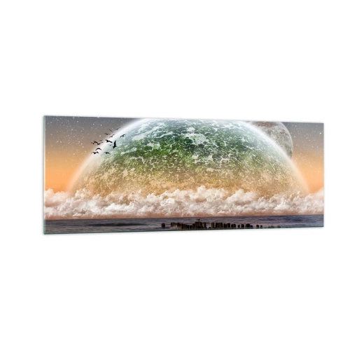 Impression sur verre - Image sur verre - Un paysage fantastique avec une grande planète au-dessus de la mer et une jetée en bois. - 140x50cm - Et le monde est sorti de l'eau - Décoration murale moderne pour le salon et la chambre ARTTOR