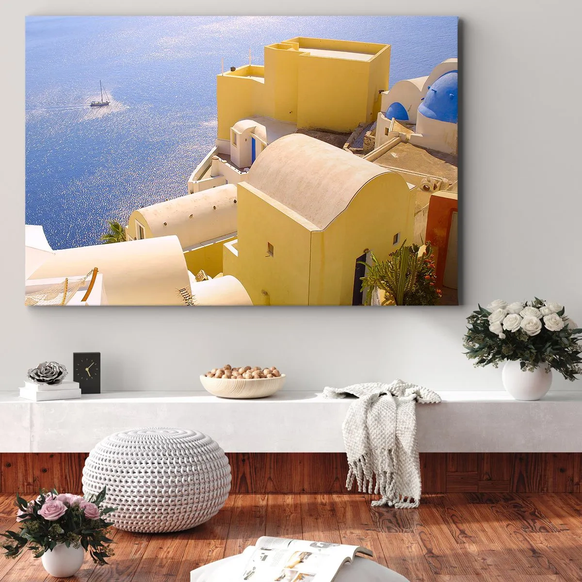 Impression sur toile - Image sur toile - Architecture grecque avec vue sur la mer et un bateau en arrière-plan - 70x50cm - Paysage grec en blanc et bleu ciel - Décoration murale moderne pour le salon et la chambre ARTTOR