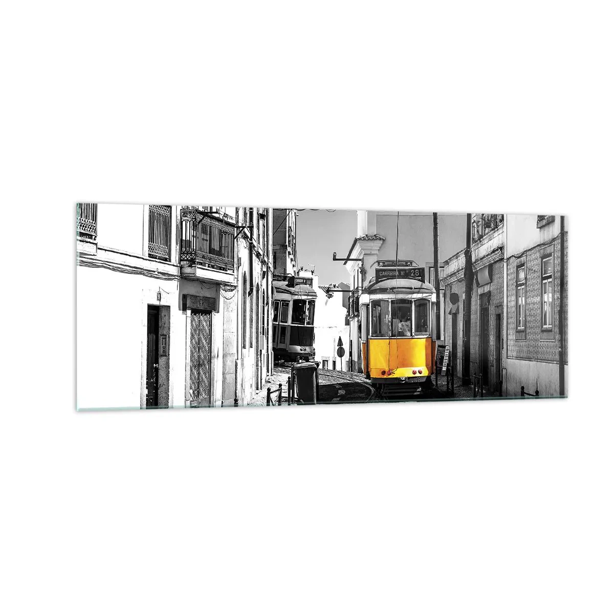 Impression sur verre - Image sur verre - Un tramway jaune dans les rues de Lisbonne dans un décor monochrome - 140x50cm - L'âme de Lisbonne - Décoration murale moderne pour le salon et la chambre ARTTOR