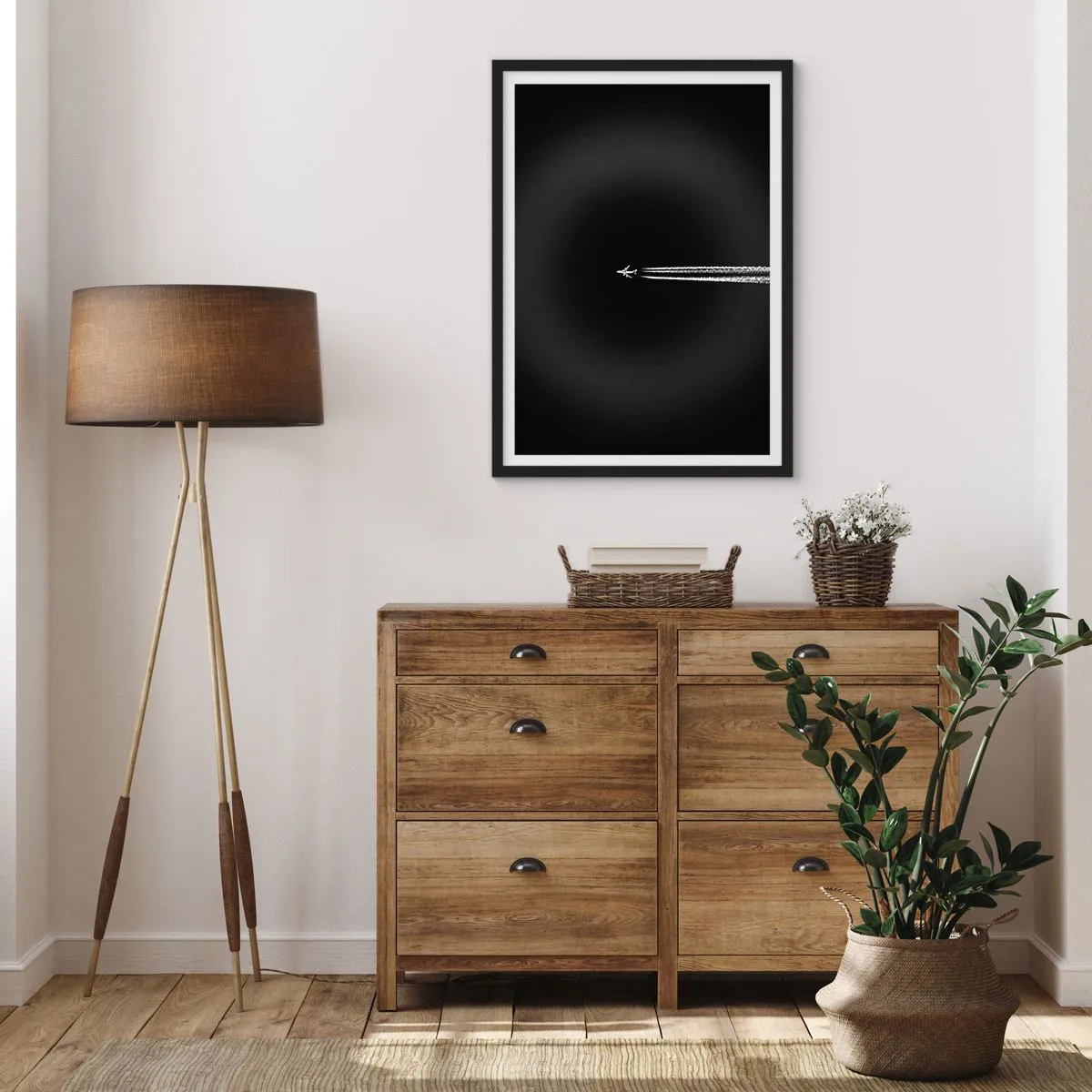 Affiche dans un cadre noir - Poster - Un avion volant sur un fond noir, laissant derrière lui des traînées de condensation. - 50x70cm - Dans une autre dimension - Décoration murale moderne pour le salon et la chambre ARTTOR