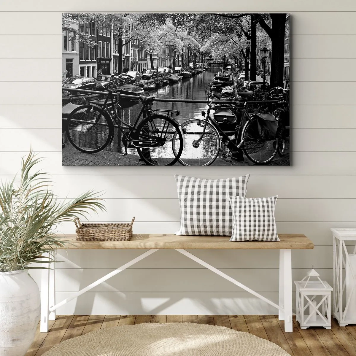 Impression sur toile - Image sur toile - Canal avec des vélos en photographie noir et blanc - 70x50cm - Une vue très hollandaise - Décoration murale moderne pour le salon et la chambre ARTTOR