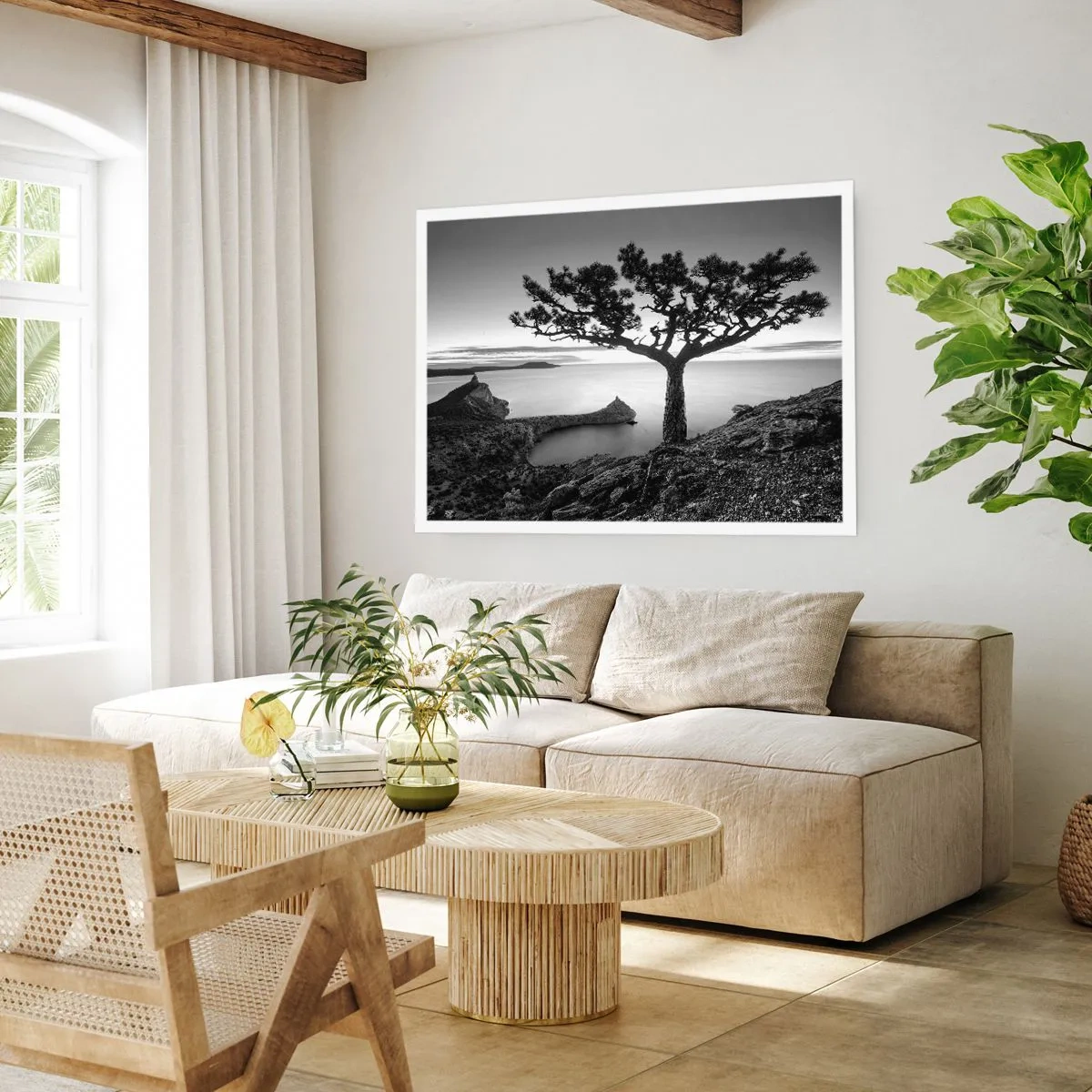Affiche - Poster - Paysage noir et blanc avec un arbre solitaire sur une falaise au-dessus de la mer - 100x70cm - Paix jusqu'à l'horizon - Décoration murale moderne pour le salon et la chambre ARTTOR