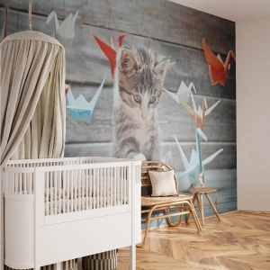 Papier Peint Photo Premium Sand - Un chat jouant avec des grues en papier suspendues - 100x70cm - Première leçon - Décoration murale moderne pour le salon et la chambre ARTTOR