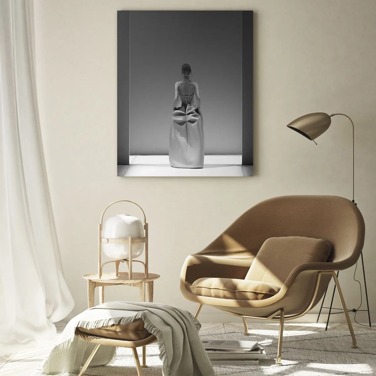 Impression sur verre - Image sur verre - Une photo en noir et blanc d'une femme en robe sur fond de lumière. - 50x70cm - Simplicité raffinée - Décoration murale moderne pour le salon et la chambre ARTTOR