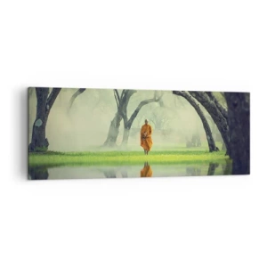 Impression sur toile - Image sur toile - Un moine en robe orange dans une forêt avec un fond brumeux et un reflet dans l'eau. - 140x50cm - En route vers l'illumination - Décoration murale moderne pour le salon et la chambre ARTTOR